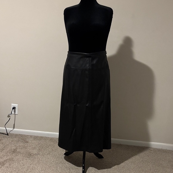 Elegant Black Women's Skirt - Picture 1 of 5